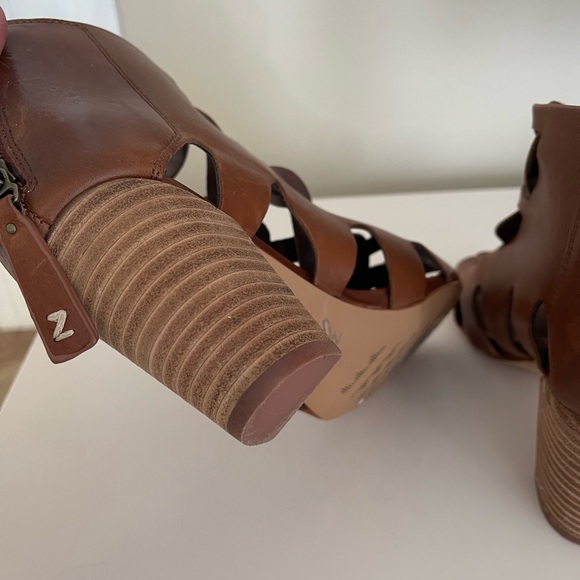 Zodiac brown leather sandals size 6.5. - Picture 8 of 13